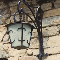 반야사 대웅전 문고리  활용 가로등