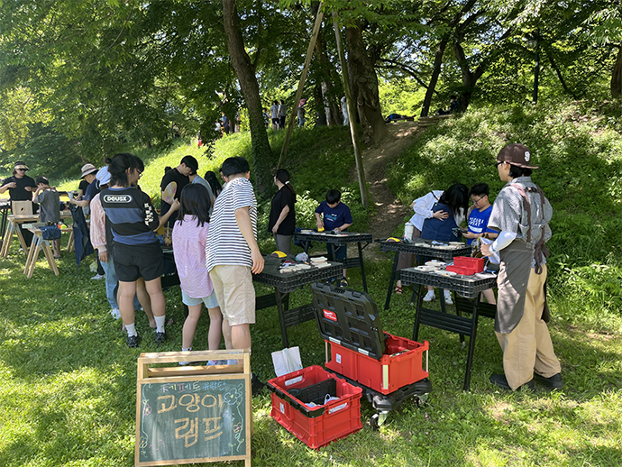 꽃꽂이 강의중 박장대소하는 사진