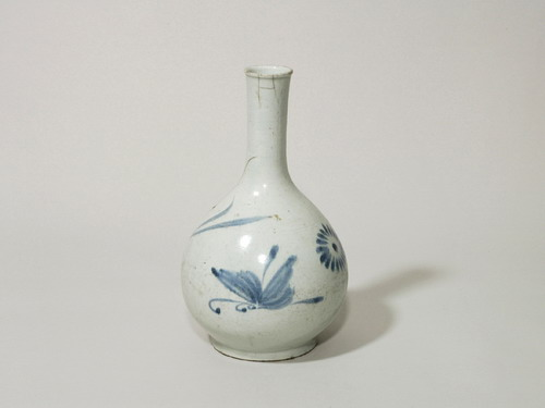 청화백자국화접문병(16619)