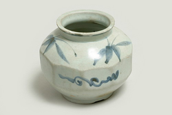 풀무늬아홉모청화백자항아리(18176)