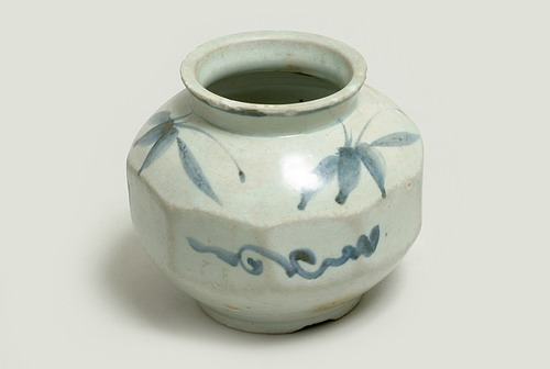 풀무늬아홉모청화백자항아리(18176)