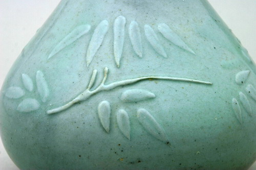 백자양각매죽문병(16939)