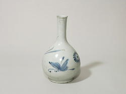 청화백자국화접문병(16619)