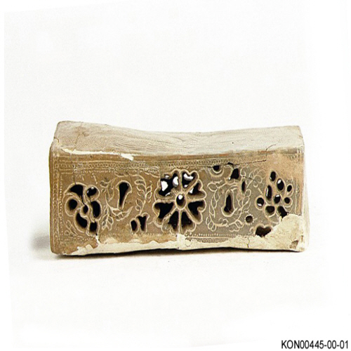 분청사기투각학연당초문두침(22788)