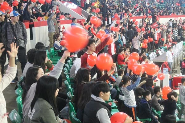 선수들 움직임에 열광하는 많은 관중들