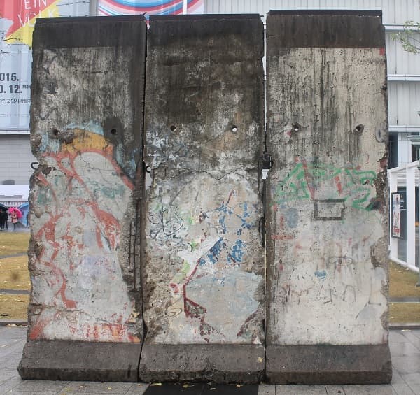 대한민국역사박물관 앞에 있는 베를린 장벽