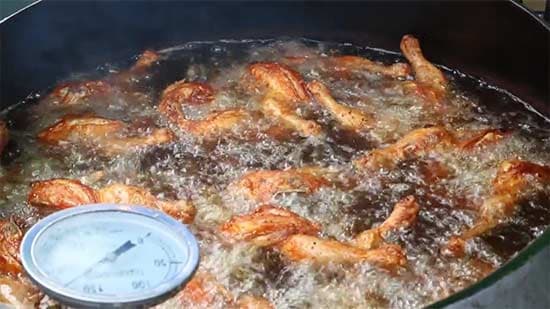 맛있게 튀겨지는 통닭 ⓒ 문화PD 최진혁