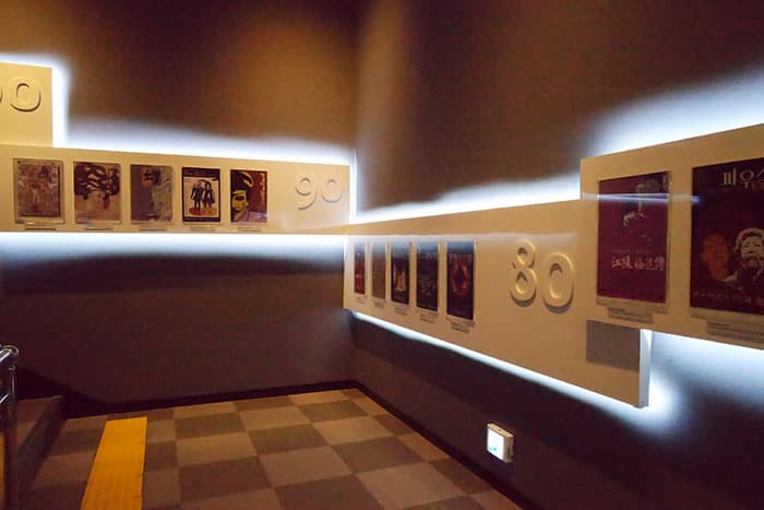 시대별 공연 포스터들을 확인할 수 있는 박물관 내부 계단 ⓒ 문화포털 기자단 권나정