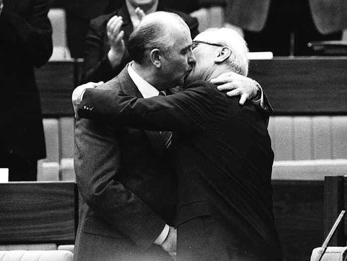 소련 공산당 서기장 고르바초프와 동독 공산당 서기장 호네케의 우정의 키스 ⓒ Stringer / Reuters