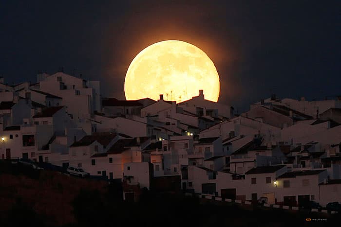 스페인 남부 올베라 지역에 떠오른 슈퍼문 ⓒ Jon Nazca / Reuters