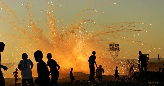 가자지구의 유대인 정작촌 인근에서 팔레스타인 시위자들이 발사한 섬광수류탄 ⓒ Suhaib Salem / Reuters