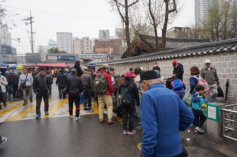 옷을 구경중인 방문객들 ⓒ 문화포털 기자단 김훈기