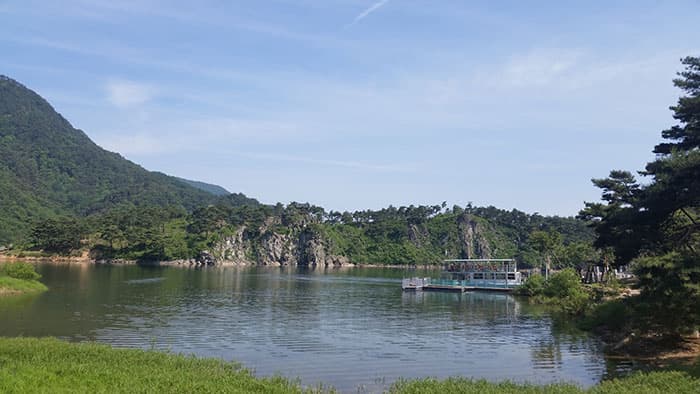 선착장 뒤의 바위 경관 ⓒ 문화포털 기자단 김훈기