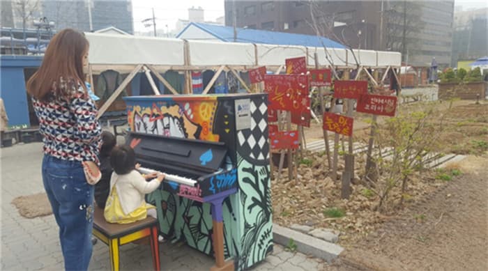 새활용 되어 다시 태어난 피아노를 치는 아이들 ⓒ 문화기자 박예슬