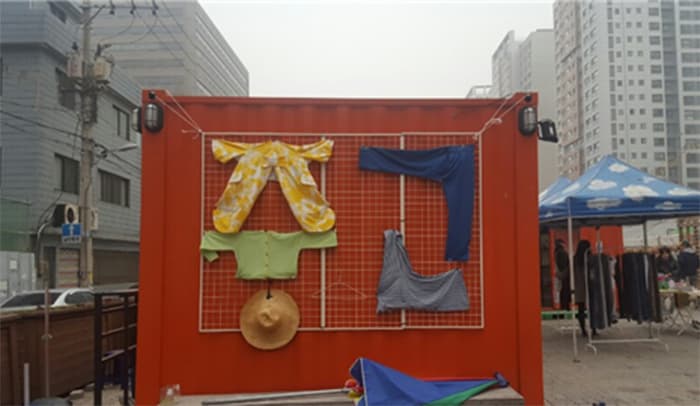 중고장터의 특징을 잘 활용한 옷 간판 ⓒ 문화기자 박예슬
