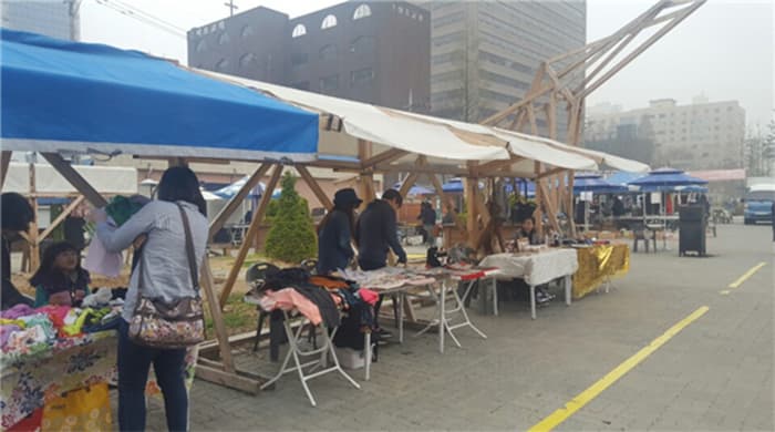 여러 시민들이 참여하는 다양한 플리마켓 ⓒ 문화기자 박예슬