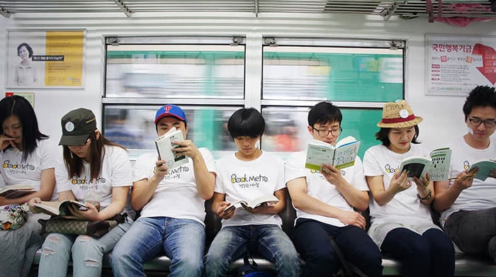 달리는 철도 위, 독서삼매경에 빠진 사람들 ⓒ 책 읽는 지하철