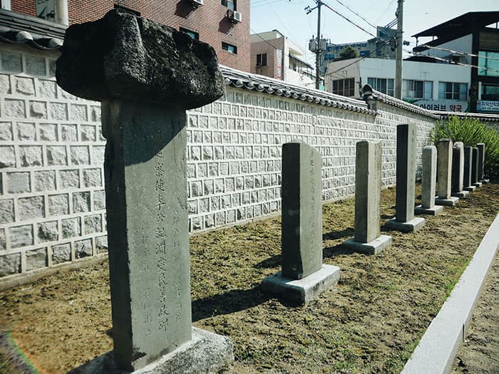 줄지어 있는 다양한 모습의 선정비 ⓒ 문화포털 기자단 박정은 줄지어 있는 다양한 모습의 선정비 ⓒ 문화포털 기자단 박정은