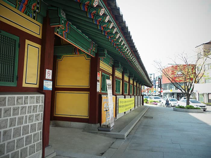 원주의 번화가에 함께 어우러져 있는 강원감영 ⓒ 문화포털 기자단 박정은 원주의 번화가에 함께 어우러져 있는 강원감영 ⓒ 문화포털 기자단 박정은