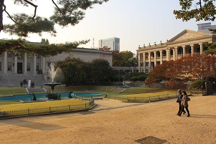  국립현대미술관 덕수궁관(좌측)과 석조전(우측) ⓒ 문화포털 기자단 이상국