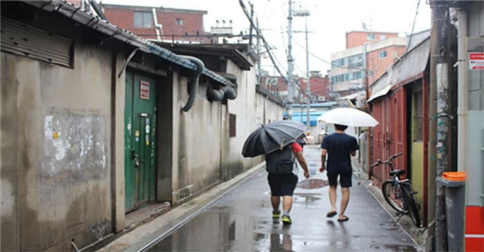 학교 수업을 마친 학생들이 성수동 골목길을 지나고 있다 ⓒ 문화포털기자단 이상국