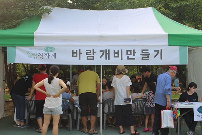 시민들이 바람개비 만들기 체험에 참여하고 있다 ⓒ 문화포털 기자단 이상국