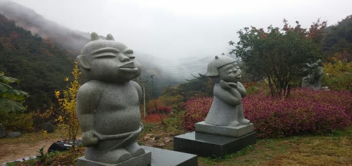 도깨비집 앞에 촌장님이 세워놓은 도깨비들 ⓒ 문화포털기자단 임숙자