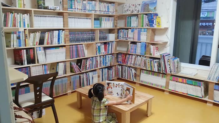도서관에서 혼자 앉아 독서중인 7세 아이 ⓒ 문화포털기자단 임숙자