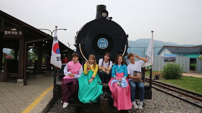 열차 앞에서 한복입고 포즈를 취하고 있는 미소국가대표 ⓒ문화포털 기자단 장은진