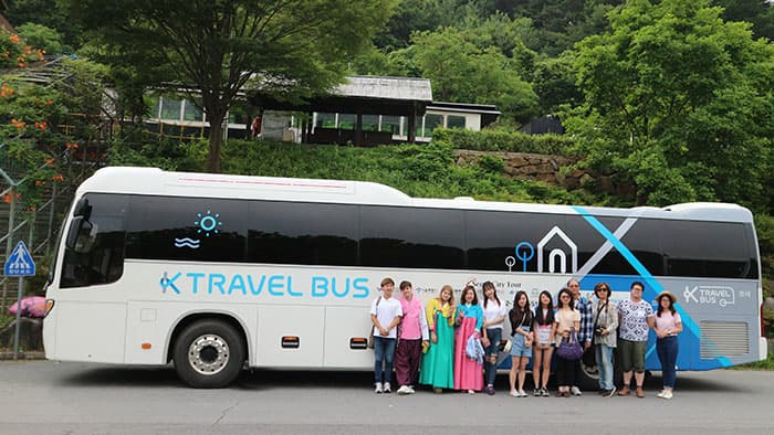 K트래블버스와 함께 단체사진 ⓒ 문화포털 기자단 장은진