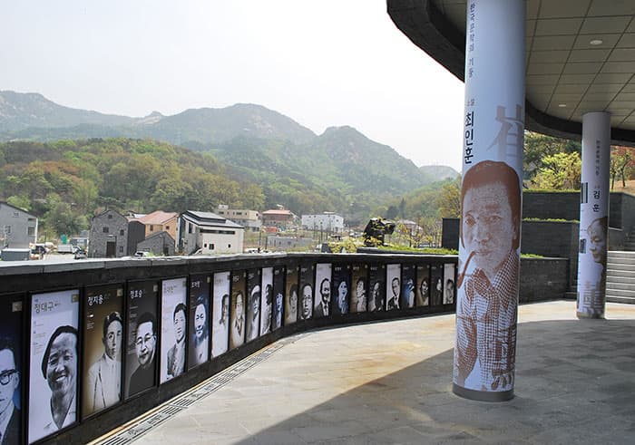 전시장 들어가기 전 입구에 마련된 문학인의 벽과 한국문학의 기둥 ⓒ 문화포털 기자단 장은진