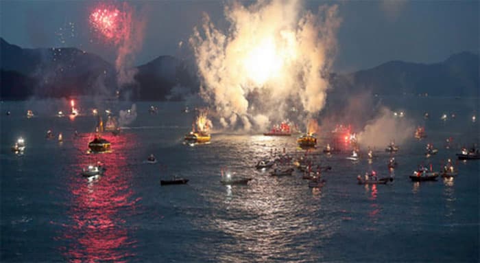 통영 한산대첩축제 중 한산대첩 재현 사진 ⓒ 한산대첩기념사업회