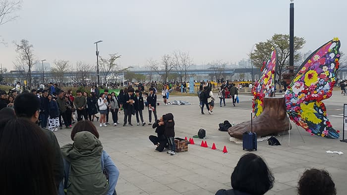 야시장이 시작되기 전 광장에서의 마술쇼 ⓒ 문화포털 기자단 최은지