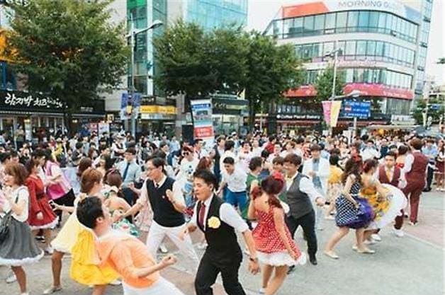 길거리에서 축제를 즐기는 모습 ⓒ 딴따라땐스홀