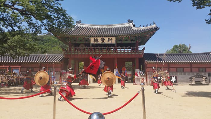 화성행궁 정문인 신풍루 앞에서 무예24기 시범공연 ⓒ 문화포털 기자단 한정규 화성행궁 정문인 신풍루 앞에서 무예24기 시범공연 ⓒ 문화포털 기자단 한정규