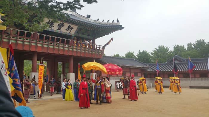 화성행궁 정문인 신풍루 앞에서 관람객에게 인사하는 정조 대왕 ⓒ 문화포털 기자단 한정규 화성행궁 정문인 신풍루 앞에서 관람객에게 인사하는 정조 대왕 ⓒ 문화포털 기자단 한정규