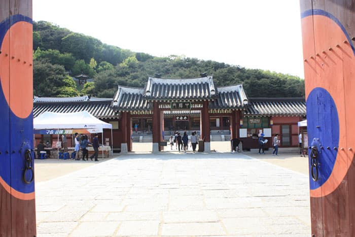 화성행궁 정문에서 바라본 화성행궁 전경 ⓒ 문화포털 기자단 한정규 화성행궁 정문에서 바라본 화성행궁 전경 ⓒ 문화포털 기자단 한정규