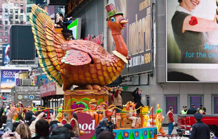 뉴욕 맨하탄메이시 백화점 앞에서 성대하게 치러지는 미국의 추수감사절 퍼레이드