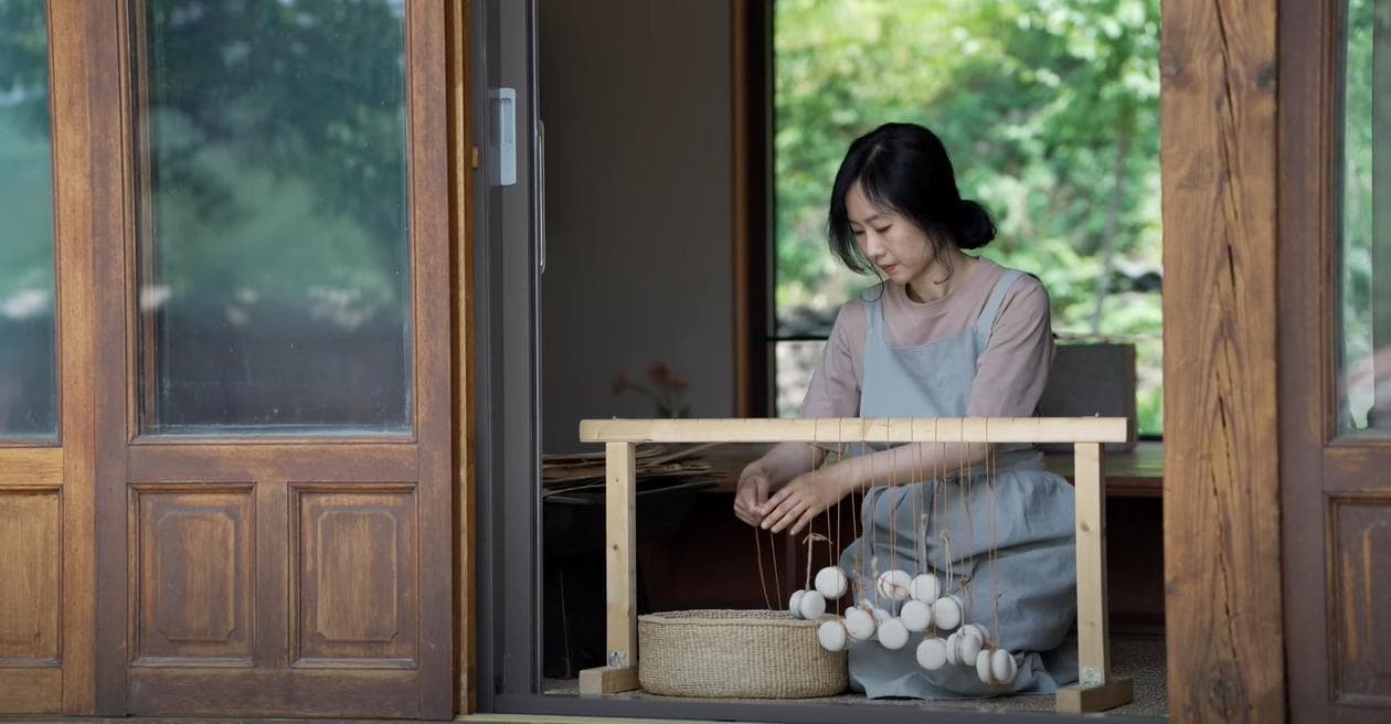 물에서 자라난 부들의 부드러운 모습에 집중해보세요 |  키가 크고 질긴 줄기를 가진 부들은 질서정연하게 엮어진 모습에서 여러 자연색의 조화를 자랑하는 풀짚 공예 재료에요  두툼하고 넓은 잎을 가지고 있어 여름에는 시원하고 겨울에는 따뜻한  푹신한 자리로 변신한답니다.     부들로 만든 자리와 여러 작품들을 구경해보세요. 