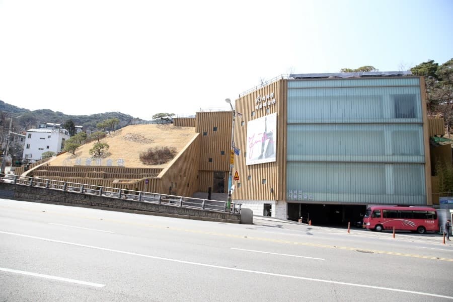 한옥을 품은 부암동 서울미술관
