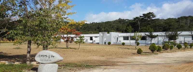 고양이처럼 사뿐히 나비처럼, 우아하게 어느새 곁에 온‘수지’ <남원 1호 사립미술관-수지 미술관>