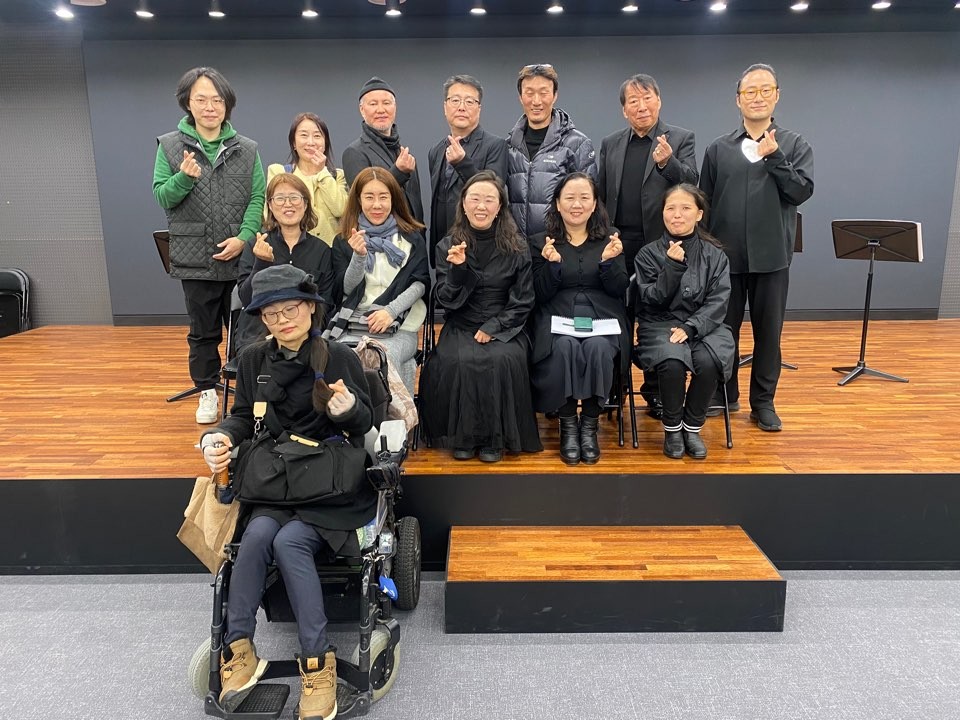 2024년도 의정부문화재단 마중물지원선정작 창작뮤지컬 <뺏벌> 공연후 사진으로 2026년도 창제작공연으로 준비중입니다. 의정부지역의 '캠프 스탠리'를 중심으로 바라본 한국현대사의 질곡을 헤쳐 나가는 '꽃분이'의 이야기입니다.