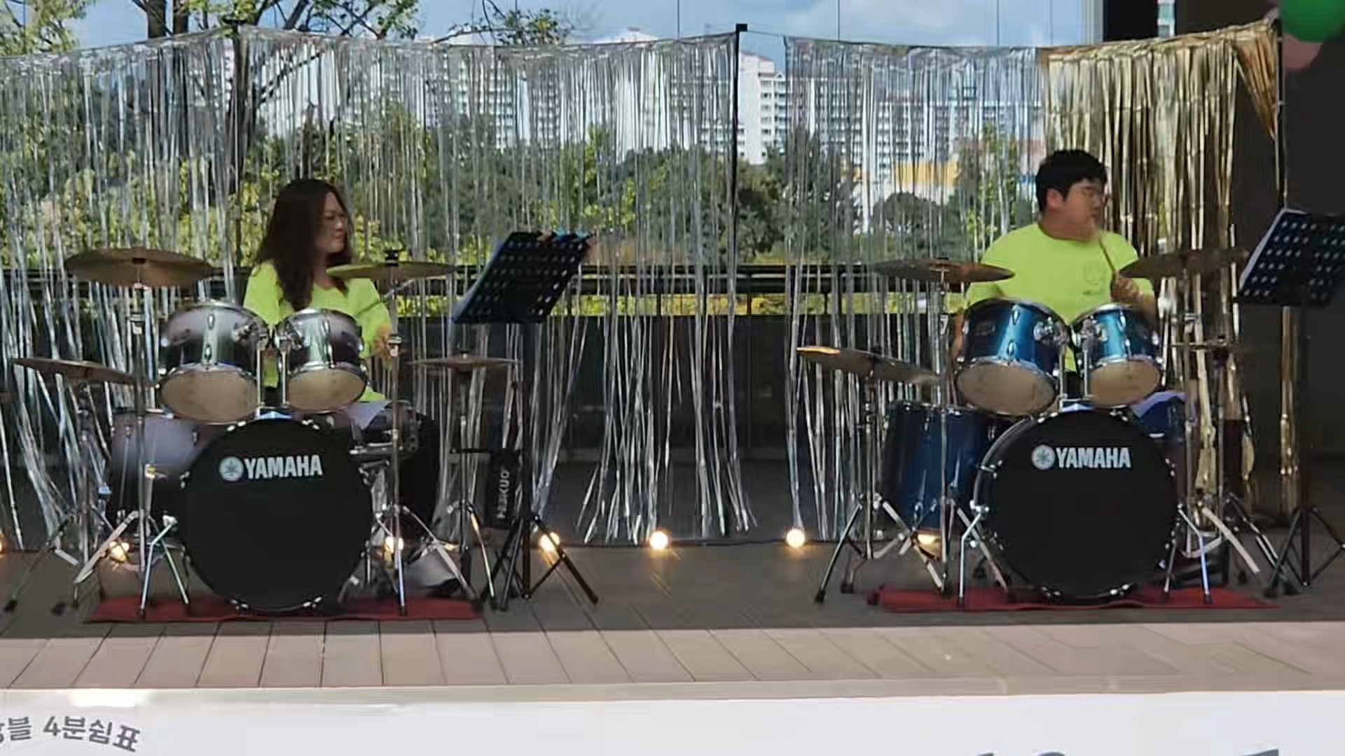 드럼실에서 친해진 동네이모와 중학생의 드럼 앙상블 공연 모습(중외공원 야외공연장)