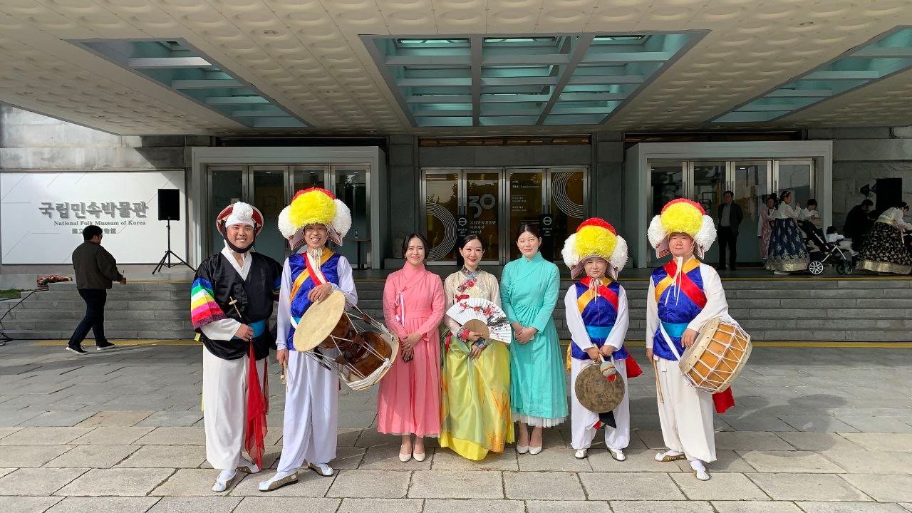 2025년 공연을 끝낸 극단 아츠플레이 본의 사진입니다.