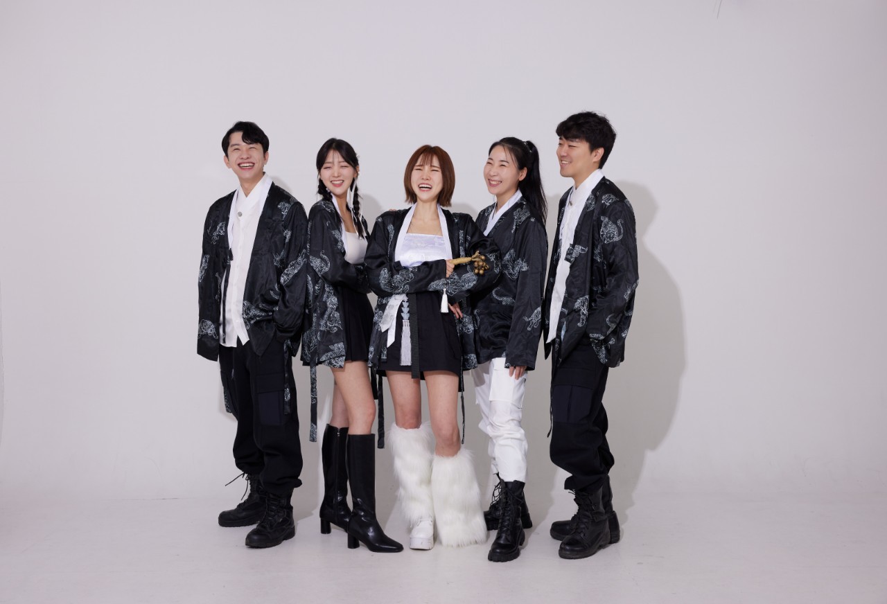 Republic Of Korea DREAM  대한 민국의 꿈과 즐거움을 음악으로 표현 서울대, 한국예술종합학교, 중앙대 출신 전문 연주자 편성되었다 주요악기 가야금,대금,해금,장구,드럼,베이스 등 현대악기, 샌드아트