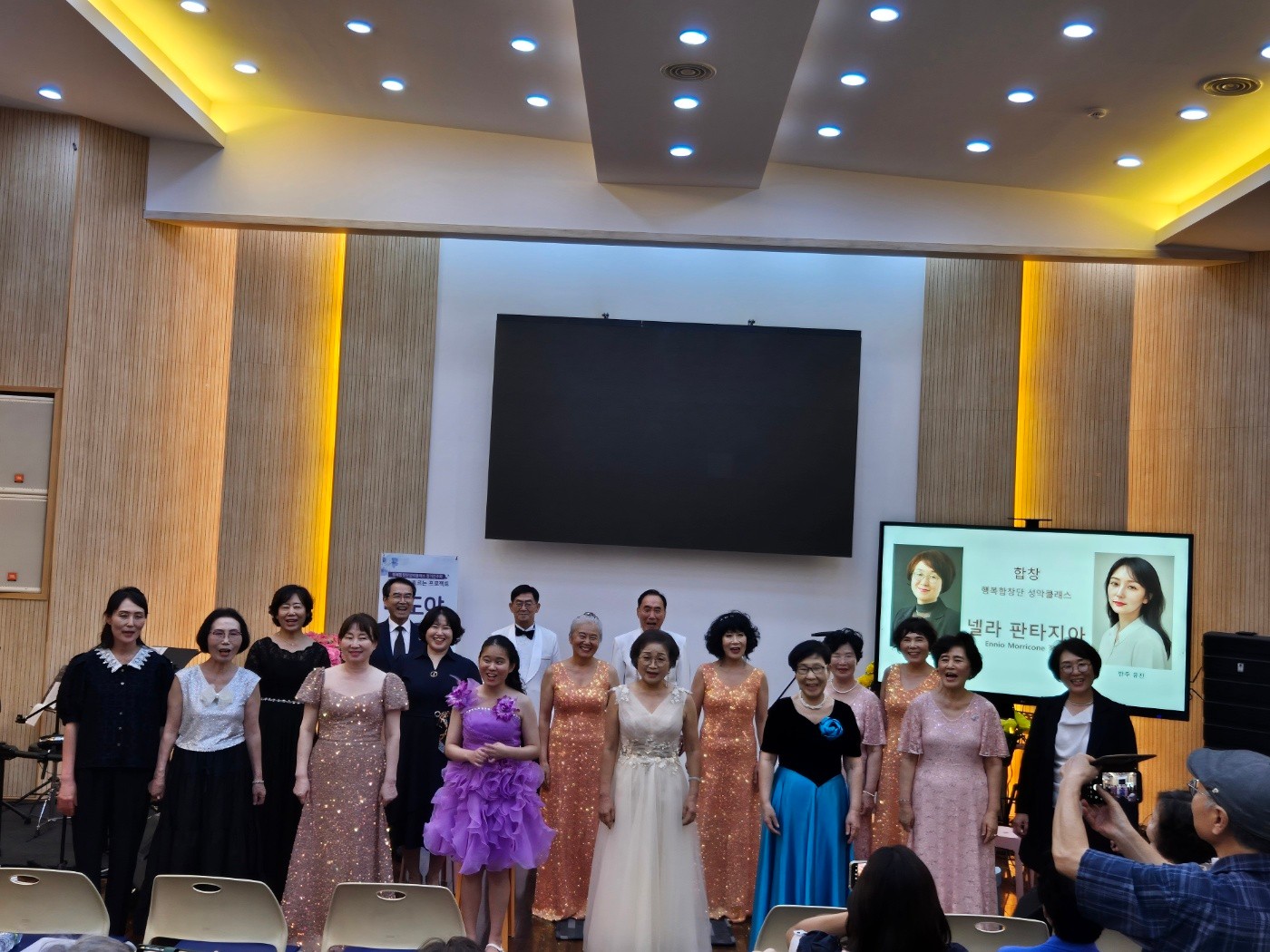 성악클래스동호회 회원 15명이 여름 혹서에도 매주 2시간씩 연습하여 9월에 가곡공연 개인발표회를 가졌습니다.